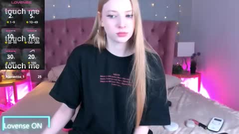 Mia online show from 10/24/25, 04:03