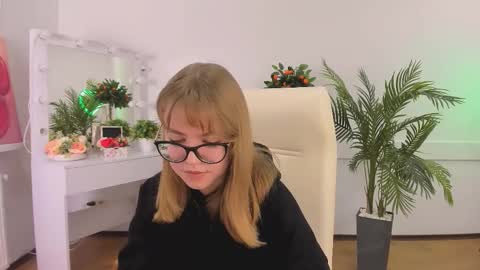 Snapshot of forest__song chatting on 10/18/25, 06:16 Sophia online show from 10/18/25, 06:16