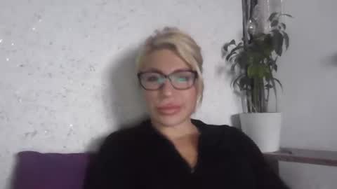 fox_red_lady7 online show from 10/18/25, 09:54