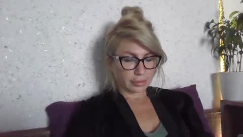 fox_red_lady7 online show from 10/26/25, 06:41