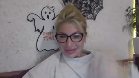 fox_red_lady7 online show from 10/29/25, 07:04