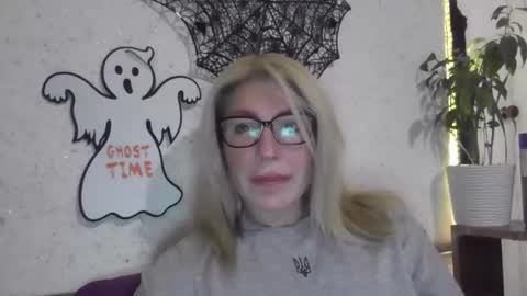 fox_red_lady7 online show from 10/30/25, 08:31