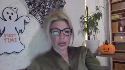 fox_red_lady7 online show from 10/31/25, 07:59