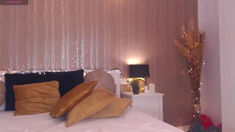 Snapshot of foxyadele_ chatting on 12/14/24, 09:07 Adela - Single mom. 40 y online show from 12/14/24, 09:07