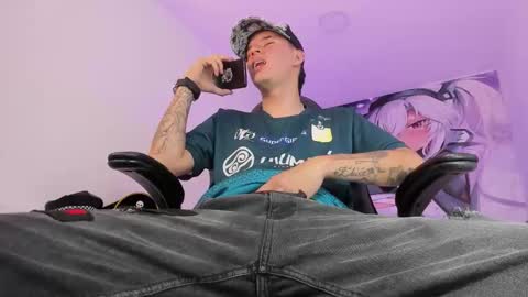 Snapshot of fran_boy_ chatting on 11/08/25, 04:01 Fran online show from 11/08/25, 04:01