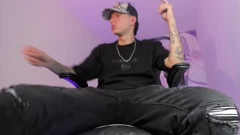 Snapshot of fran_boy_ chatting on 11/25/25, 04:45 Fran online show from 11/25/25, 04:45