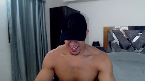 Snapshot of frank_heaven_shore chatting on 10/20/25, 01:06 Frank online show from 10/20/25, 01:06