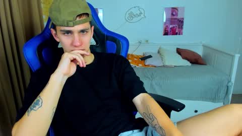 Snapshot of frank_mooree chatting on 10/09/25, 04:43 Frank online show from 10/09/25, 04:43