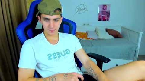 Snapshot of frank_mooree chatting on 10/10/25, 04:44 Frank online show from 10/10/25, 04:44