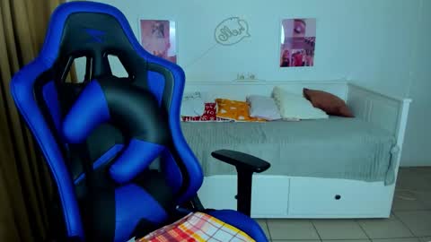 Snapshot of frank_mooree chatting on 10/12/25, 04:22 Frank online show from 10/12/25, 04:22