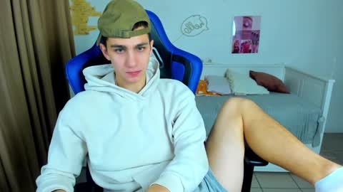 Snapshot of frank_mooree chatting on 10/15/25, 05:07 Frank online show from 10/15/25, 05:07