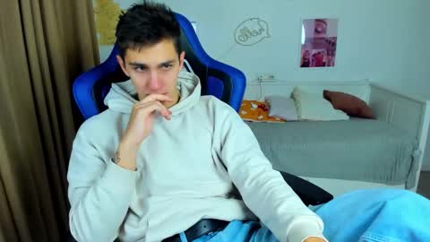 Snapshot of frank_mooree chatting on 10/18/25, 04:48 Frank online show from 10/18/25, 04:48