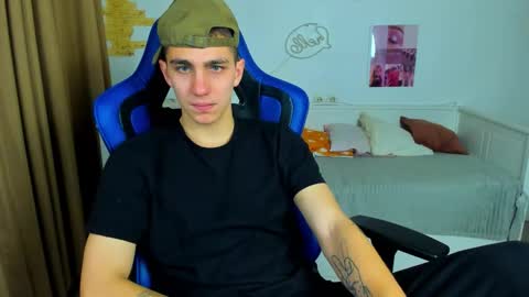 Snapshot of frank_mooree chatting on 10/27/25, 04:38 Frank online show from 10/27/25, 04:38