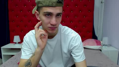 Snapshot of frank_mooree chatting on 10/30/25, 05:09 Frank online show from 10/30/25, 05:09