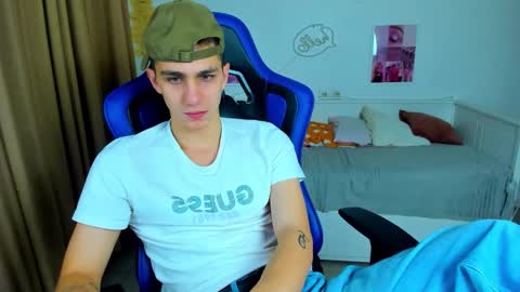 Snapshot of frank_mooree chatting on 10/31/25, 04:57 Frank online show from 10/31/25, 04:57