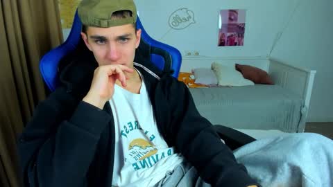 Snapshot of frank_mooree chatting on 11/04/25, 04:44 Frank online show from 11/04/25, 04:44