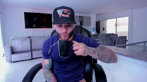 Snapshot of frankfarrellx chatting on 02/15/25, 04:34 Frank Farrell. Hey remember to give me a thumbs up Ty online show from 02/15/25, 04:34