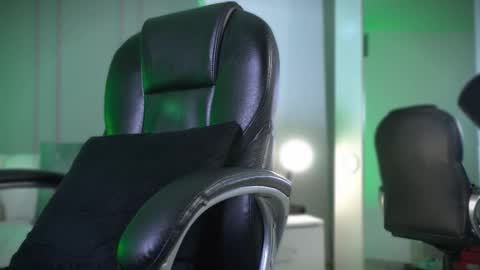 Snapshot of frankfarrellx chatting on 11/10/25, 02:54 Frank Farrell. Hey remember to give me a thumbs up Ty online show from 11/10/25, 02:54