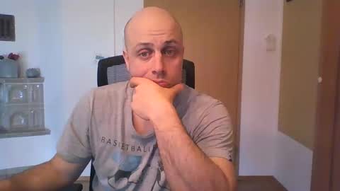 Snapshot of freddow chatting on 03/11/25, 12:28 freddow online show from 03/11/25, 12:28