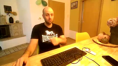 Snapshot of freddow chatting on 10/20/25, 12:16 freddow online show from 10/20/25, 12:16