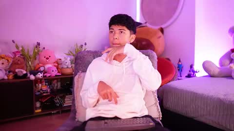 Snapshot of freddy_lax_ chatting on 09/11/25, 11:43 Juan give it a thumbs up please its important online show from 09/11/25, 11:43