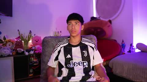 Snapshot of freddy_lax_ chatting on 09/12/25, 11:32 Juan give it a thumbs up please its important online show from 09/12/25, 11:32