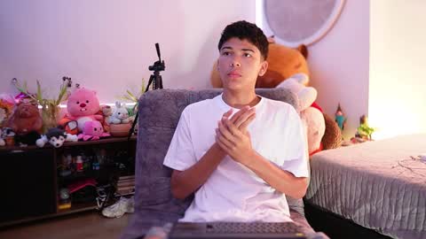 Snapshot of freddy_lax_ chatting on 09/17/25, 11:56 Juan give it a thumbs up please its important online show from 09/17/25, 11:56