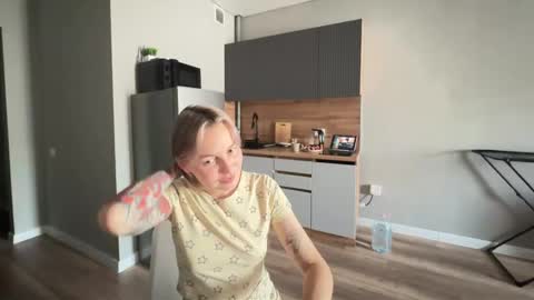 Snapshot of fremine_ chatting on 11/17/25, 03:12 Fremine online show from 11/17/25, 03:12