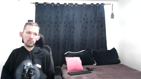 Snapshot of frenchroulette chatting on 12/13/24, 10:08 Thomas y Sophia online show from 12/13/24, 10:08