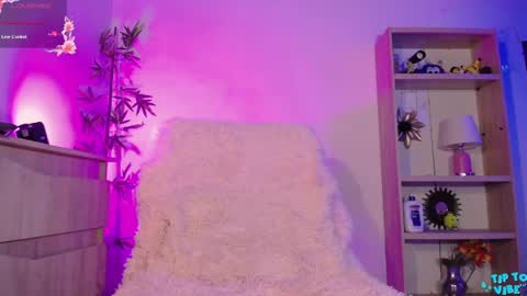 Snapshot of fresita44 chatting on 12/14/24, 03:18 see u 500 pm hora col online show from 12/14/24, 03:18
