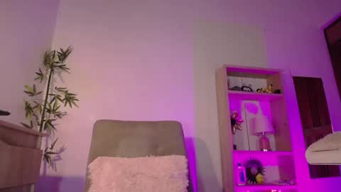 Snapshot of fresita44 chatting on 12/20/24, 12:52 see u 500 pm hora col online show from 12/20/24, 12:52