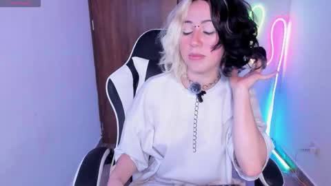 frida_lassi_ online show from 11/15/25, 09:32