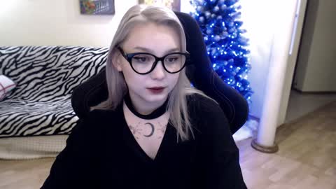 Snapshot of fromsun_forsoul chatting on 12/23/24, 05:28 Lilith online show from 12/23/24, 05:28