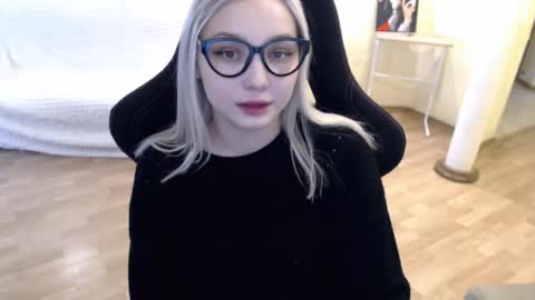 Snapshot of fromsun_forsoul chatting on 02/17/25, 06:42 Lilith online show from 02/17/25, 06:42