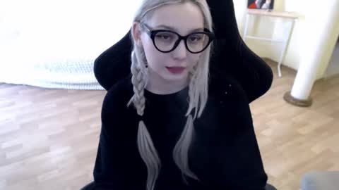 Snapshot of fromsun_forsoul chatting on 02/17/25, 09:46 Lilith online show from 02/17/25, 09:46