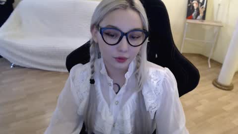 Snapshot of fromsun_forsoul chatting on 02/19/25, 07:06 Lilith online show from 02/19/25, 07:06