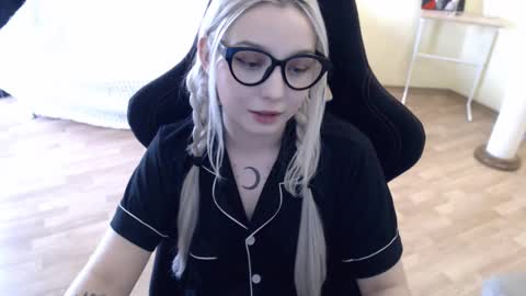 Snapshot of fromsun_forsoul chatting on 02/20/25, 11:09 Lilith online show from 02/20/25, 11:09