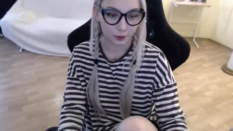 Snapshot of fromsun_forsoul chatting on 02/27/25, 07:12 Lilith online show from 02/27/25, 07:12