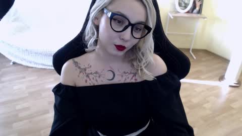 Snapshot of fromsun_forsoul chatting on 02/28/25, 11:36 Lilith online show from 02/28/25, 11:36