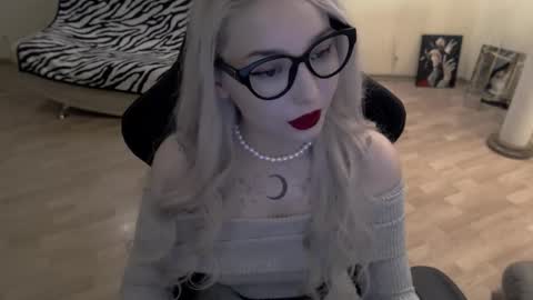 Snapshot of fromsun_forsoul chatting on 10/12/25, 04:06 Lilith online show from 10/12/25, 04:06