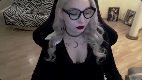 Snapshot of fromsun_forsoul chatting on 11/17/25, 11:27 Lilith online show from 11/17/25, 11:27