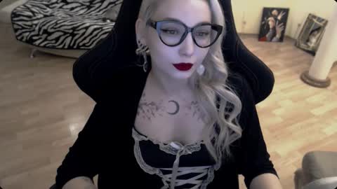 Snapshot of fromsun_forsoul chatting on 11/19/25, 11:54 Lilith online show from 11/19/25, 11:54