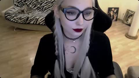 Snapshot of fromsun_forsoul chatting on 11/21/25, 12:15 Lilith online show from 11/21/25, 12:15