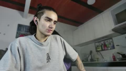 Snapshot of fuck_star_boy chatting on 11/18/25, 11:48 Jhonny online show from 11/18/25, 11:48