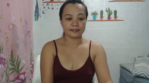 Snapshot of funluvnpinay4u chatting on 12/17/24, 07:29 MAE online show from 12/17/24, 07:29