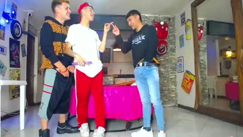 Snapshot of g4mens chatting on 10/14/25, 02:40 G4MENS online show from 10/14/25, 02:40