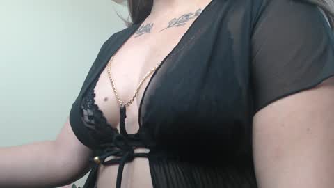 Snapshot of genesisgems11_ chatting on 12/31/24, 06:16 Genesis online show from 12/31/24, 06:16