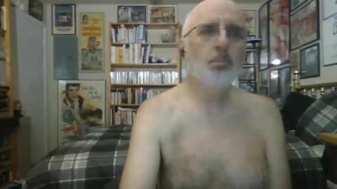 Snapshot of gentcallr chatting on 10/22/25, 08:36 Steve online show from 10/22/25, 08:36