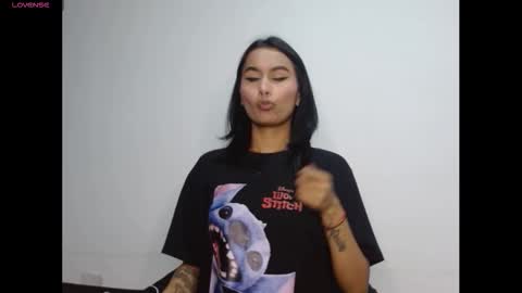 Gia Lee online show from 11/11/25, 02:33