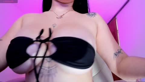 Snapshot of gia_lowry chatting on 01/18/25, 05:48 Gia lowry online show from 01/18/25, 05:48